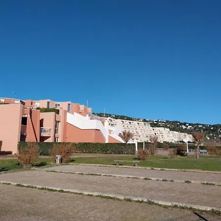 Rez De Jardin En Bord De Piscine Tennis Stationnement *