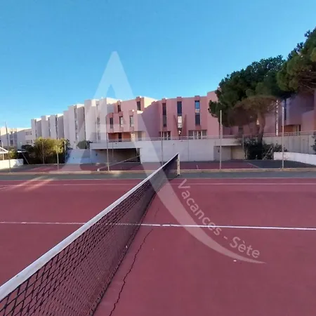 Rez De Jardin En Bord De Piscine Tennis Stationnement