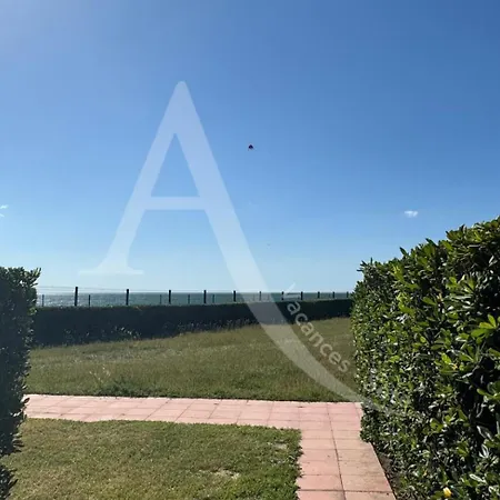 Rez De Jardin En Bord De Piscine Tennis Stationnement